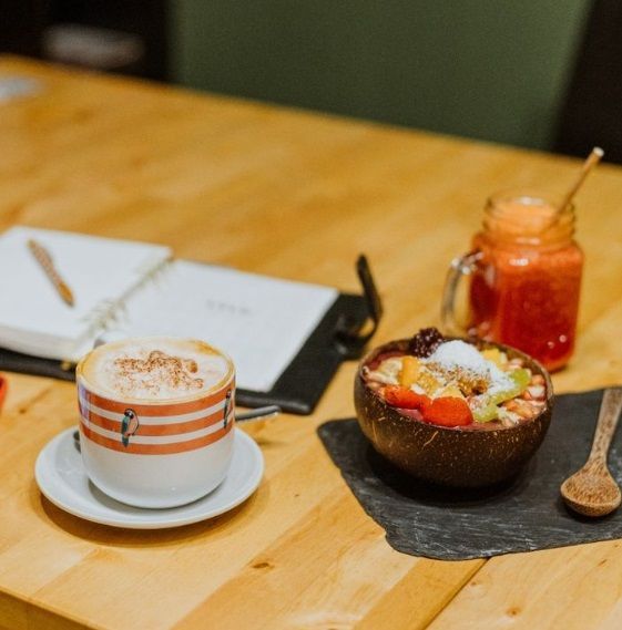 A complete brunch in Seville with specialty coffee and toasts at Milk Away.